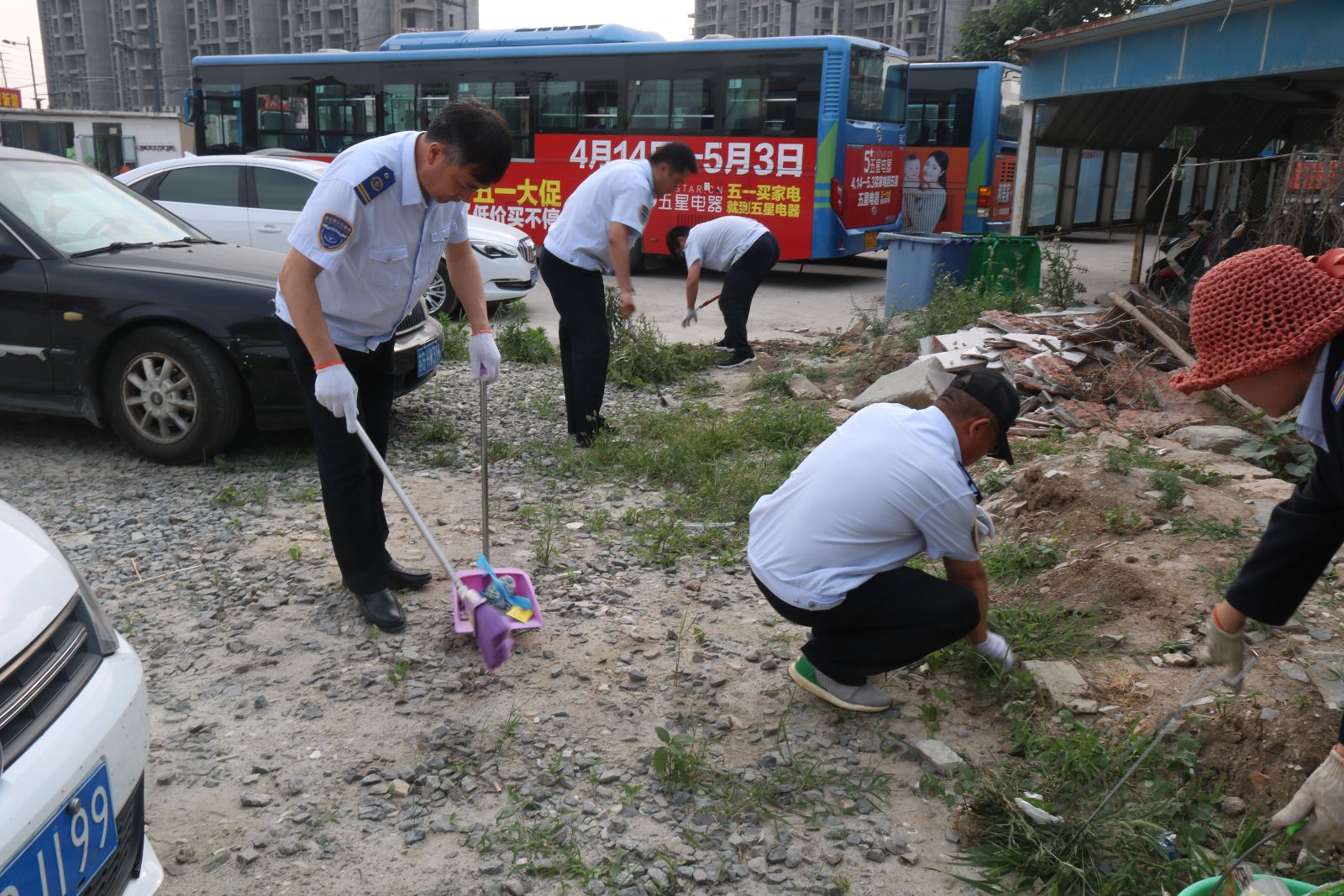 公交集團海通公交公司開(kāi)展場(chǎng)站衛生清理 助力文明城市創(chuàng  )建